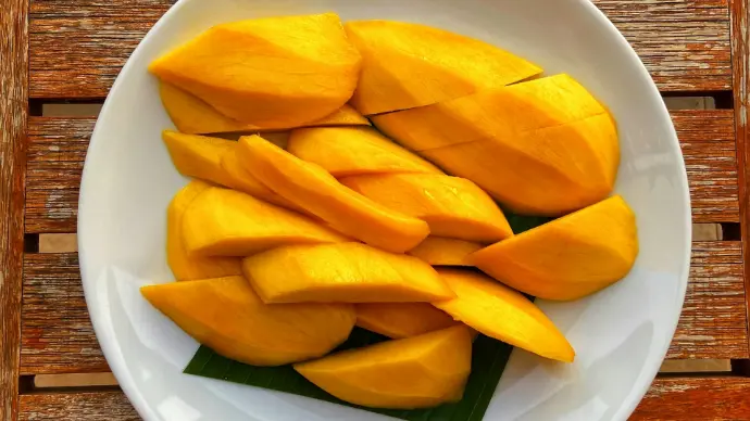 sliced mango